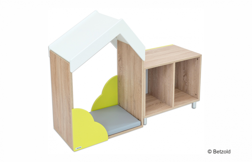 schraenkchen-mit-spielhaus